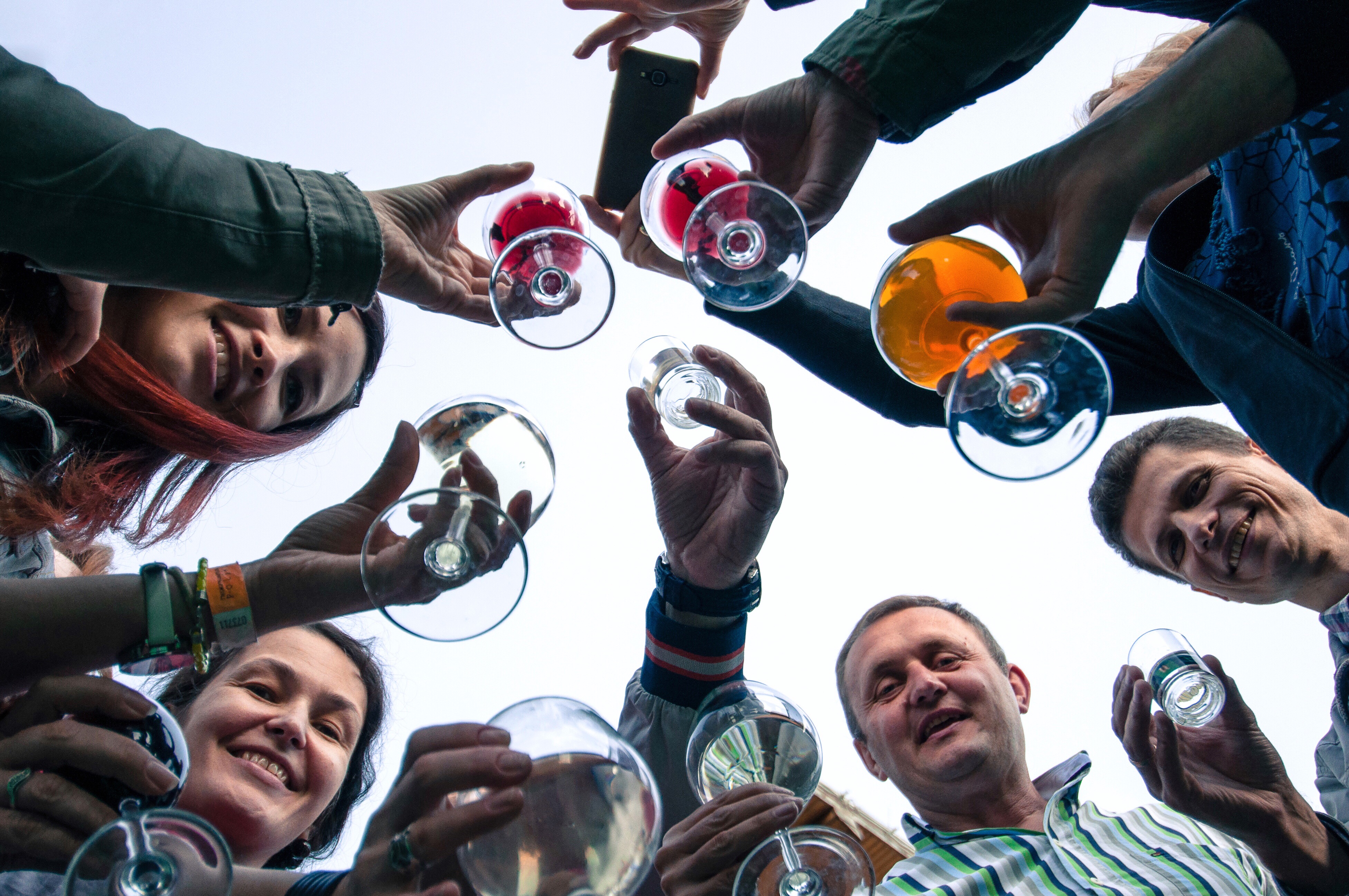 Friends enjoying alcohol-free drinks together